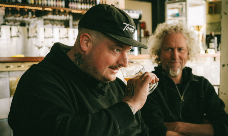 Perry de Man ruikt aan het bier Perry de Man ruikt aan het bier
